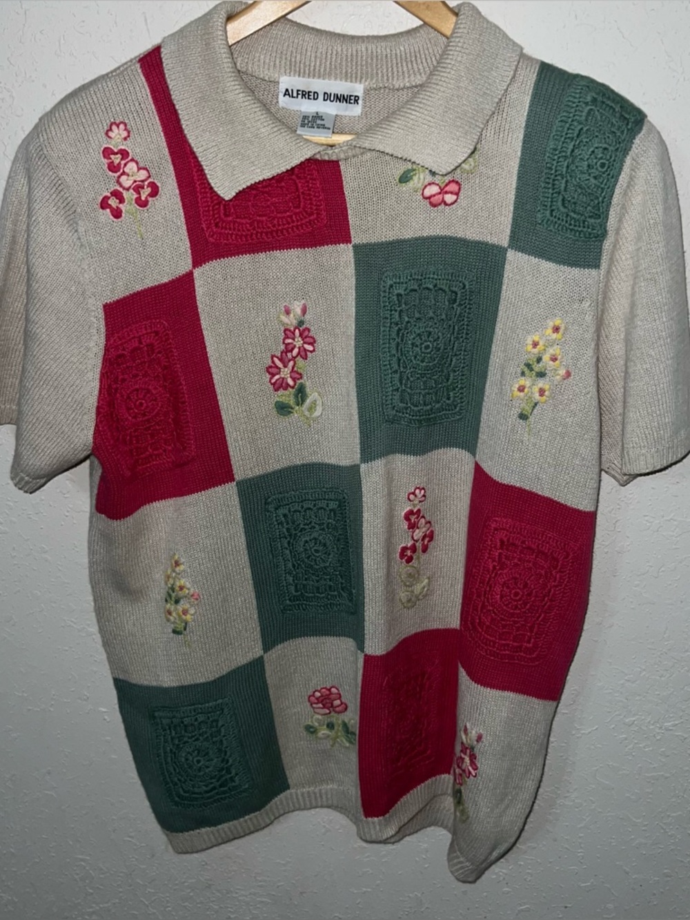 Alfred Dunner Ramie Cotton
CREAM PATCHWORK
FLORAL KNIT SWEATER
TOP Size Large.